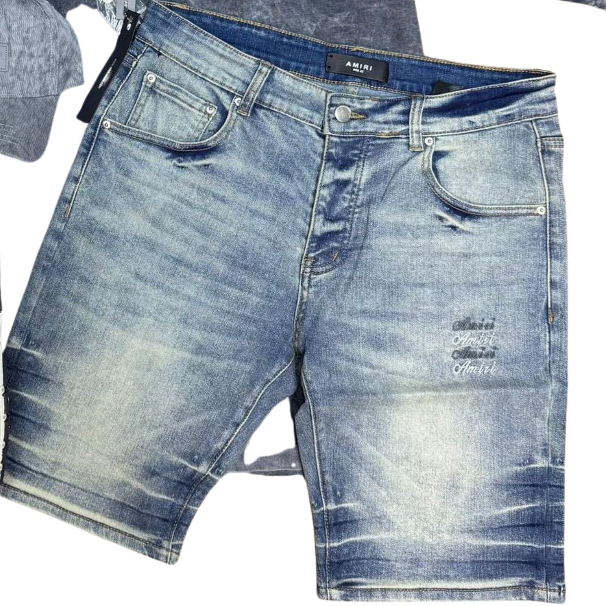 Comprar Jeans Amiri Hombre ¿Buscas Comprar Jeans Amiri Hombre? Si quieres comprar jeans Amiri hombre, estás en el lugar correcto. En ONLINESHOPPINGCENTERG tenemos los pantalones Amiri hombre más exclusivos, desde los clásicos Amiri biker jeans hasta los icónicos Amiri paint jeans.  Aquí encontrarás todo lo que necesitas saber antes de comprar: modelos, precios, cómo identificar  y las mejores ofertas.  Modelos de Jeans Amiri Hombre Más Vendidos 1. Amiri Biker Jeans Los jeans Amiri hombre con detalles de motociclista son de los más buscados. Tienen parches, cremalleras y un ajuste perfecto.  2. Amiri Paint Jeans Estos pantalones Amiri hombre tienen un diseño con efecto pintura desgastada, ideal para un estilo urbano y exclusivo.  3. Amiri Patchwork Jeans Si buscas algo único, los Amiri patchwork jeans combinan diferentes telas y diseños en un solo pantalón.  4. Amiri Skinny Jean Ajustados y cómodos, los Amiri skinny jeans son perfectos para un look moderno.  5. Amiri Cargo Pants Para un estilo más utilitario, los Amiri cargo pants tienen bolsillos extras y un corte relajado.  Precios de Jeans Amiri Hombre El pantalón Amiri precio varía según el modelo:  Jeans Amiri hombre precio: Desde $400 hasta $1,200 (dependiendo de la colección).  Pantalones Amiri estrellas: Entre $500 y $900.  Amiri biker jeans: Desde $600.  En ONLINESHOPPINGCENTERG tenemos precios  exclusivos.  ¿Dónde Comprar Jeans Amiri Hombre? Si buscas comprar jeans Amiri hombre en tu país, aquí tienes opciones:  Jeans Amiri hombre en Austria  Jeans Amiri hombre en Bélgica  Jeans Amiri hombre en Italia  Jeans Amiri hombre en Países Bajos  Jeans Amiri hombre en Alemania  Jeans Amiri hombre en Francia  Jeans Amiri hombre en Suiza  Jeans Amiri hombre en Dinamarca  Jeans Amiri hombre en Brasil  Jeans Amiri hombre en Magdalena (Colombia)  Jeans Amiri hombre en Chocó (Colombia)  Jeans Amiri hombre en Chile  Jeans Amiri hombre en Atlántico (Colombia)  Jeans Amiri hombre en La Guajira (Colombia)  Jeans Amiri hombre en Bolívar (Colombia)  ¡Envíos rápidos y seguros a todo el mundo!  Jeans Amiri Hombre 1. ¿Cómo saber si unos jeans Amiri son de buena calidad? Verifica la etiqueta, costuras y calidad de los parches. Los pantalones Amiri tienen detalles impecables.  2. ¿Dónde comprar jeans Amiri hombre? En ONLINESHOPPINGCENTERG tenemos ofertas en jeans Amiri hombre outlet.  3. ¿Los jeans Amiri hombre son true to size? Sí, pero si prefieres un ajuste más holgado, recomiendo tallar una talla más.  4. ¿Qué otros productos Amiri puedo comprar? Tenemos ropa Amiri hombre, como sudaderas Amiri, camisetas Amiri hombre y más.  5. ¿Hacen envíos internacionales? ¡Sí! Enviamos a Austria, Bélgica, Italia, Alemania, Francia, Suiza, Brasil, Colombia y más.  ¿Listo para Comprar Jeans Amiri Hombre? En ONLINESHOPPINGCENTERG tenemos los pantalones Amiri hombre más exclusivos al mejor precio.  Envío rápido Opciones de pago seguras  ¡Compra ahora y luce como una estrella!